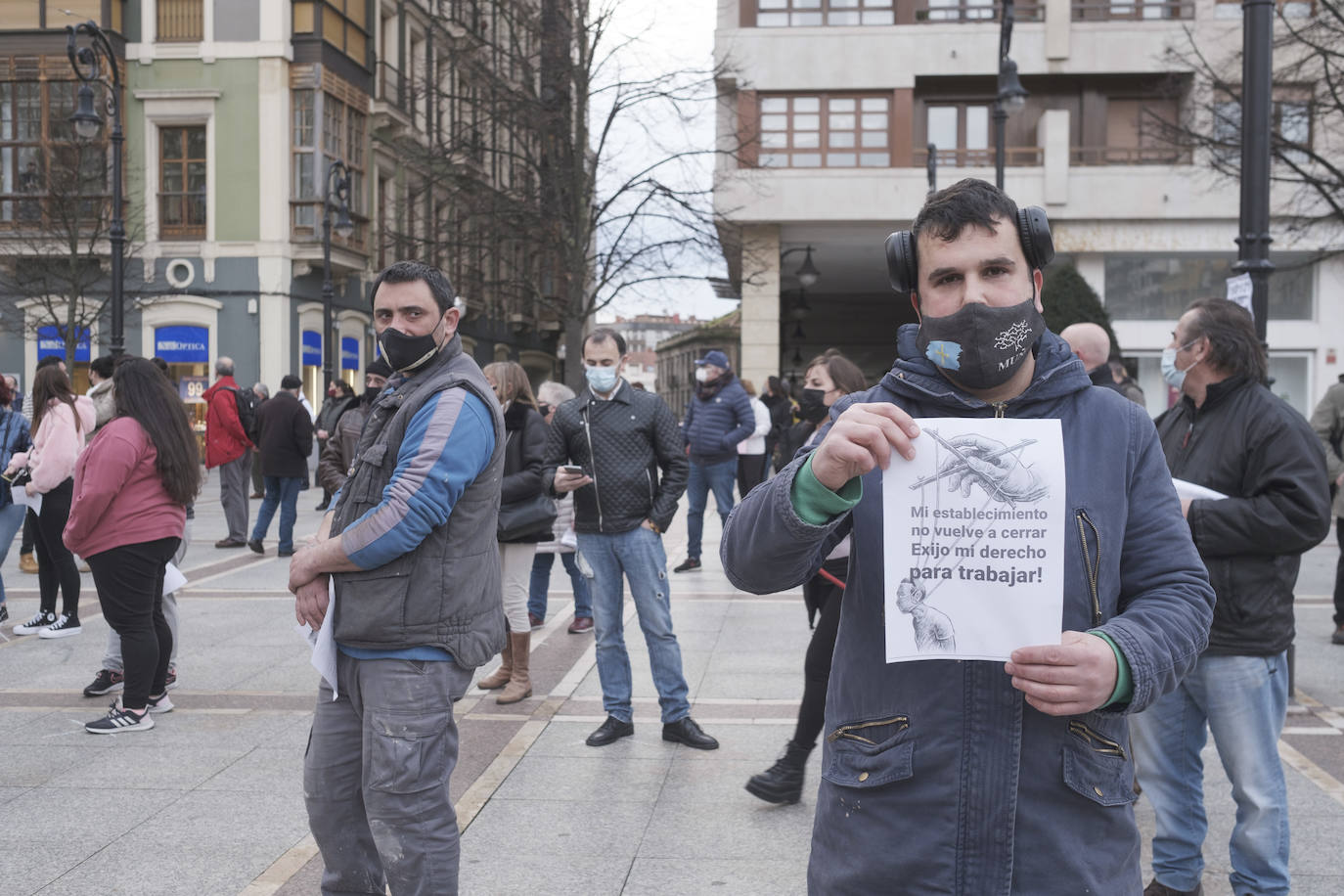 Los hosteleros asturianos han vuelto a salir a las calles de Gijón y Oviedo para protestar contra las últimas medidas adoptadas por el Gobierno regional para hacer frente a la pandemia; unas restricciones que pasan por prohibir la actividad en el interior de los locales en los concejos más afectados por el virus. 