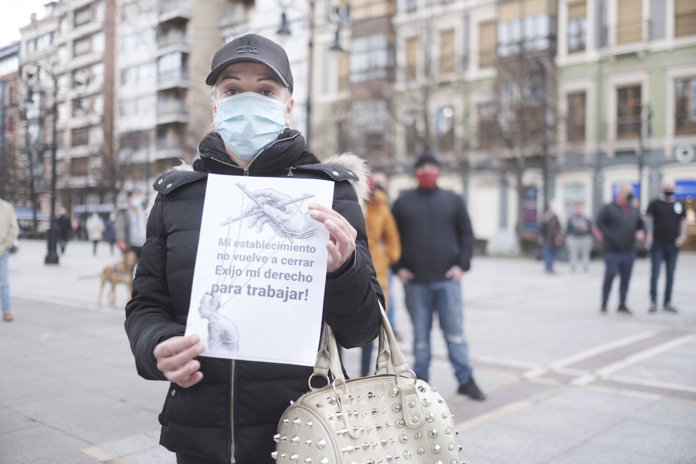 Los hosteleros asturianos han vuelto a salir a las calles de Gijón y Oviedo para protestar contra las últimas medidas adoptadas por el Gobierno regional para hacer frente a la pandemia; unas restricciones que pasan por prohibir la actividad en el interior de los locales en los concejos más afectados por el virus. 
