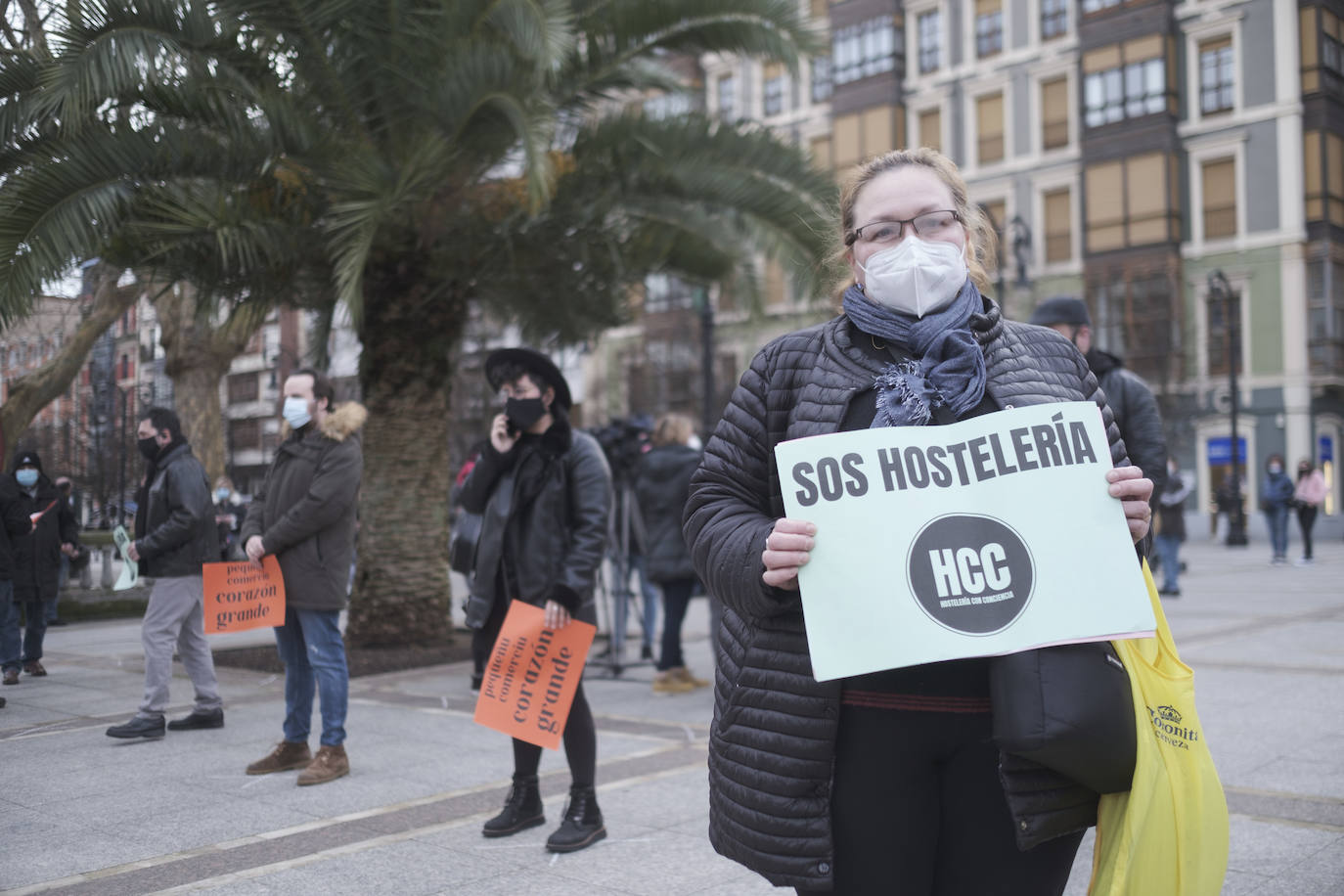 Los hosteleros asturianos han vuelto a salir a las calles de Gijón y Oviedo para protestar contra las últimas medidas adoptadas por el Gobierno regional para hacer frente a la pandemia; unas restricciones que pasan por prohibir la actividad en el interior de los locales en los concejos más afectados por el virus. 