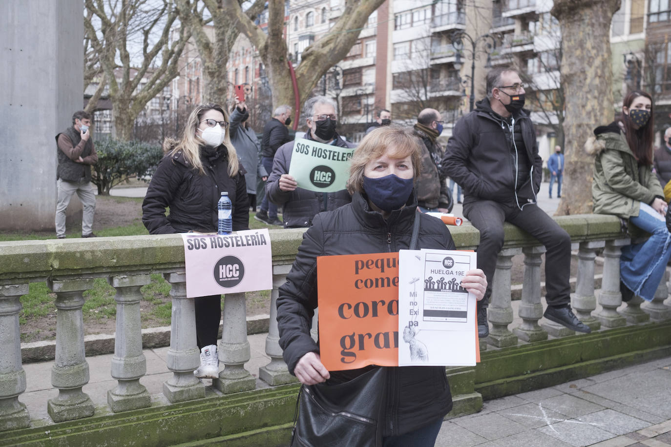 Los hosteleros asturianos han vuelto a salir a las calles de Gijón y Oviedo para protestar contra las últimas medidas adoptadas por el Gobierno regional para hacer frente a la pandemia; unas restricciones que pasan por prohibir la actividad en el interior de los locales en los concejos más afectados por el virus. 