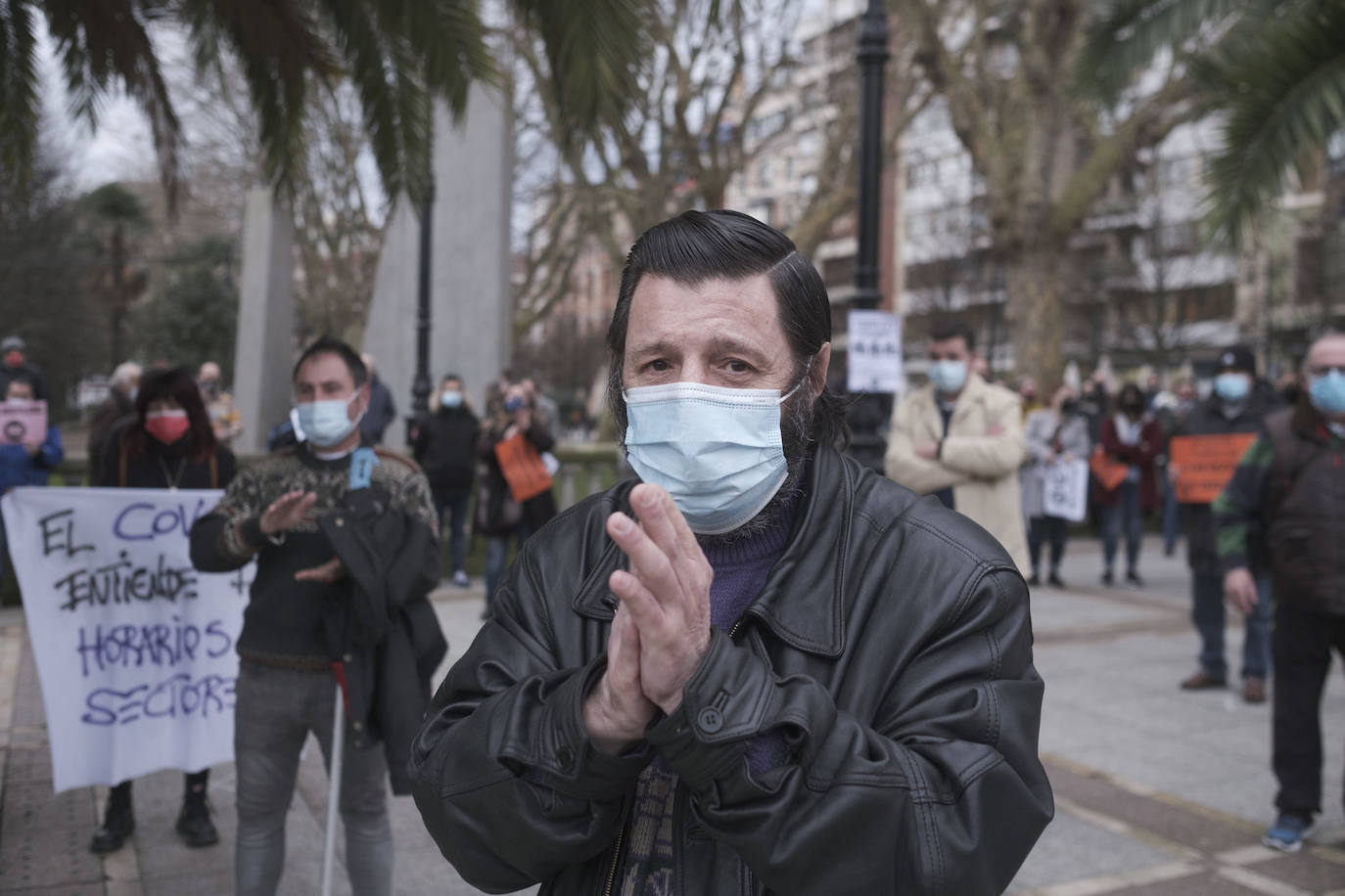 Los hosteleros asturianos han vuelto a salir a las calles de Gijón y Oviedo para protestar contra las últimas medidas adoptadas por el Gobierno regional para hacer frente a la pandemia; unas restricciones que pasan por prohibir la actividad en el interior de los locales en los concejos más afectados por el virus. 
