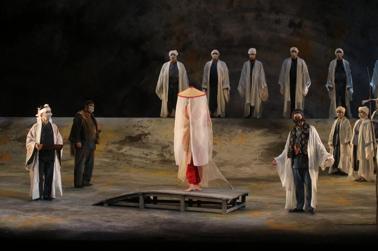 Mascarillas en los rostros de los cantantes en el ensayo de ayer de la ópera de Oviedo. 