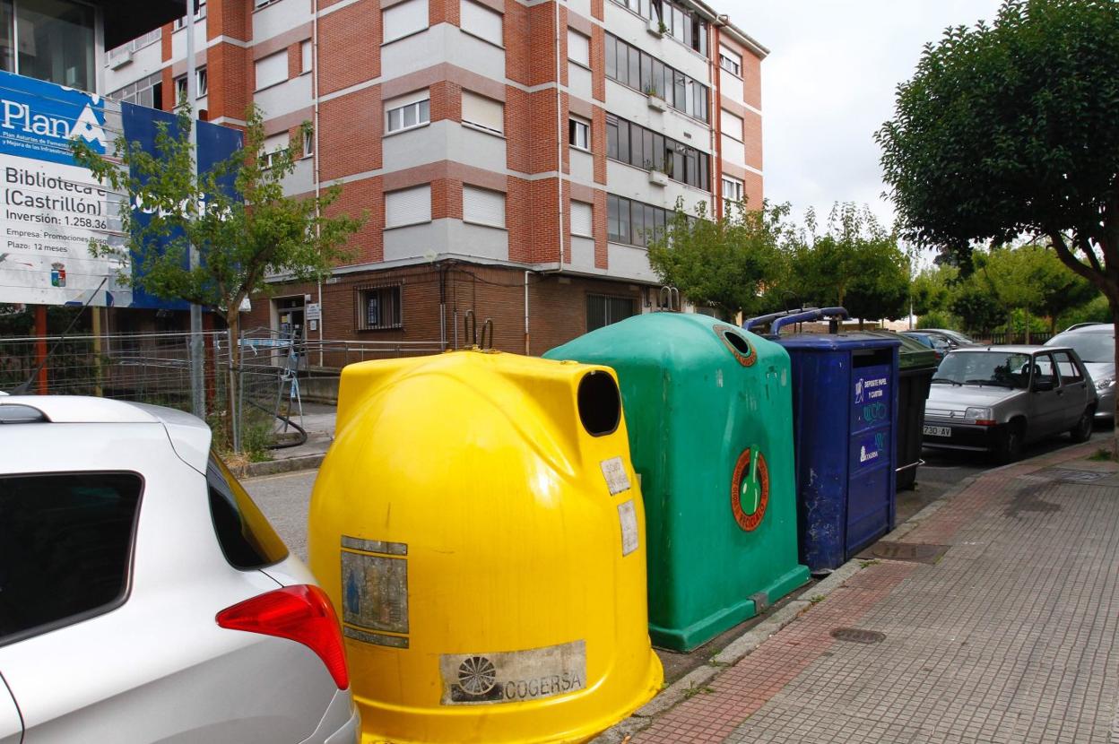 Algunos de los contenedores para basura que, con el cierre de la hostelería, verán mermada su utilidad en Castrillón. 
