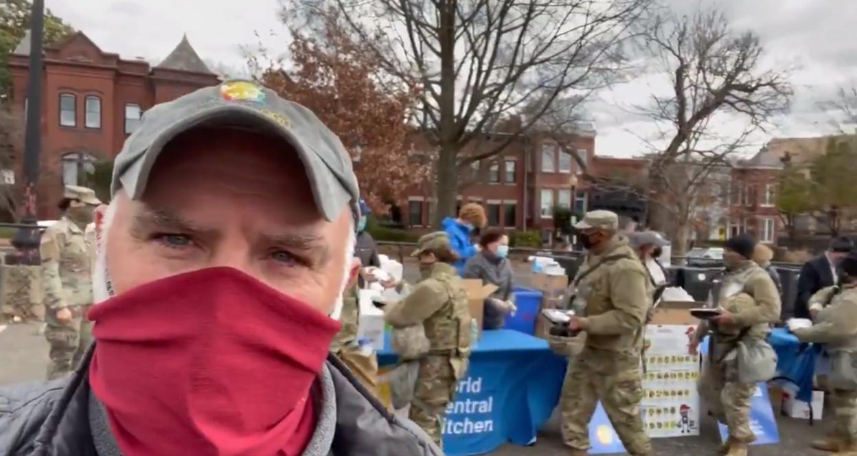 José Andrés, ante el Capitolio, repartiendo comida a la Guardia Nacional, desplazada para la apertura del mandato de Biden. 