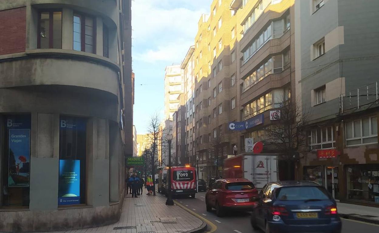 La ambulancia del SAMU, en la avenida de la Costa, tras el accidente 