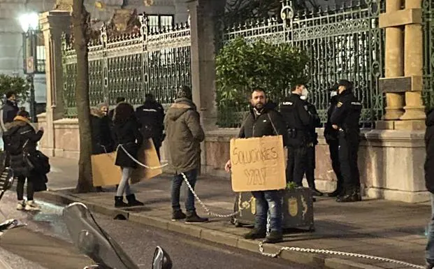 Hosteleros y comerciantes del Nalón se encadenan ante la Junta General