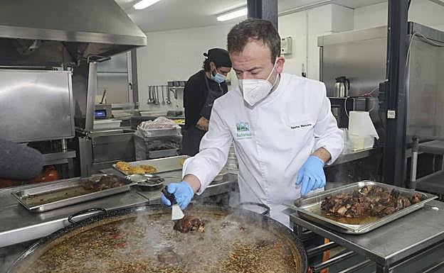 Nacho Manzano cocina uno de los menús que se han preparado en La Salgar.