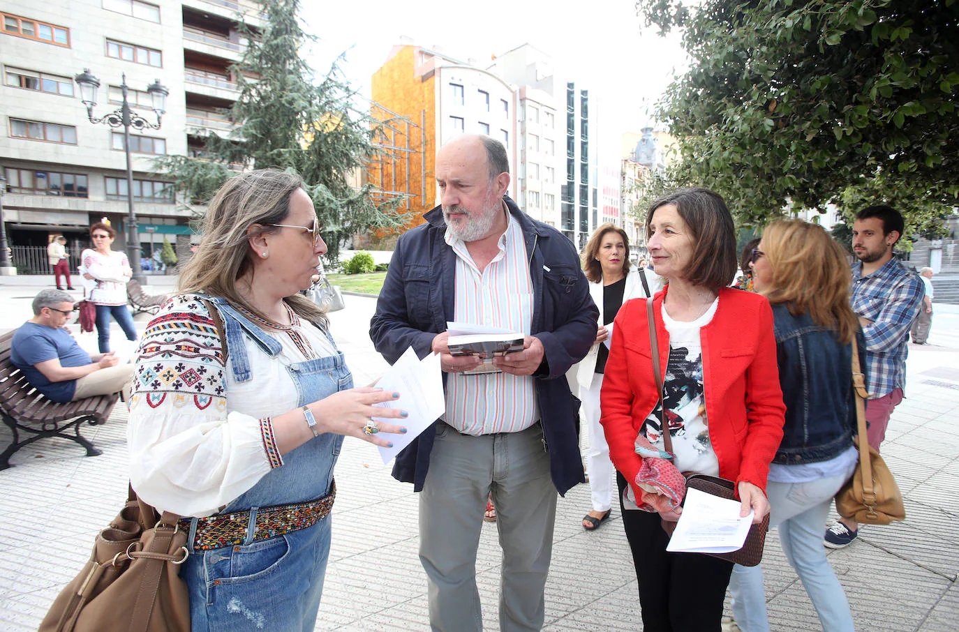 El escritor ha fallecido a los 63 años de edad en su pueblo natal, Lanio, en Salas, y su prematura pérdida ha supuesto un fuerte impacto entre quienes le querían y respetaban. Entre ellos, los trabajadores de EL COMERCIO, donde el pasado sábado publicaba su último artículo.