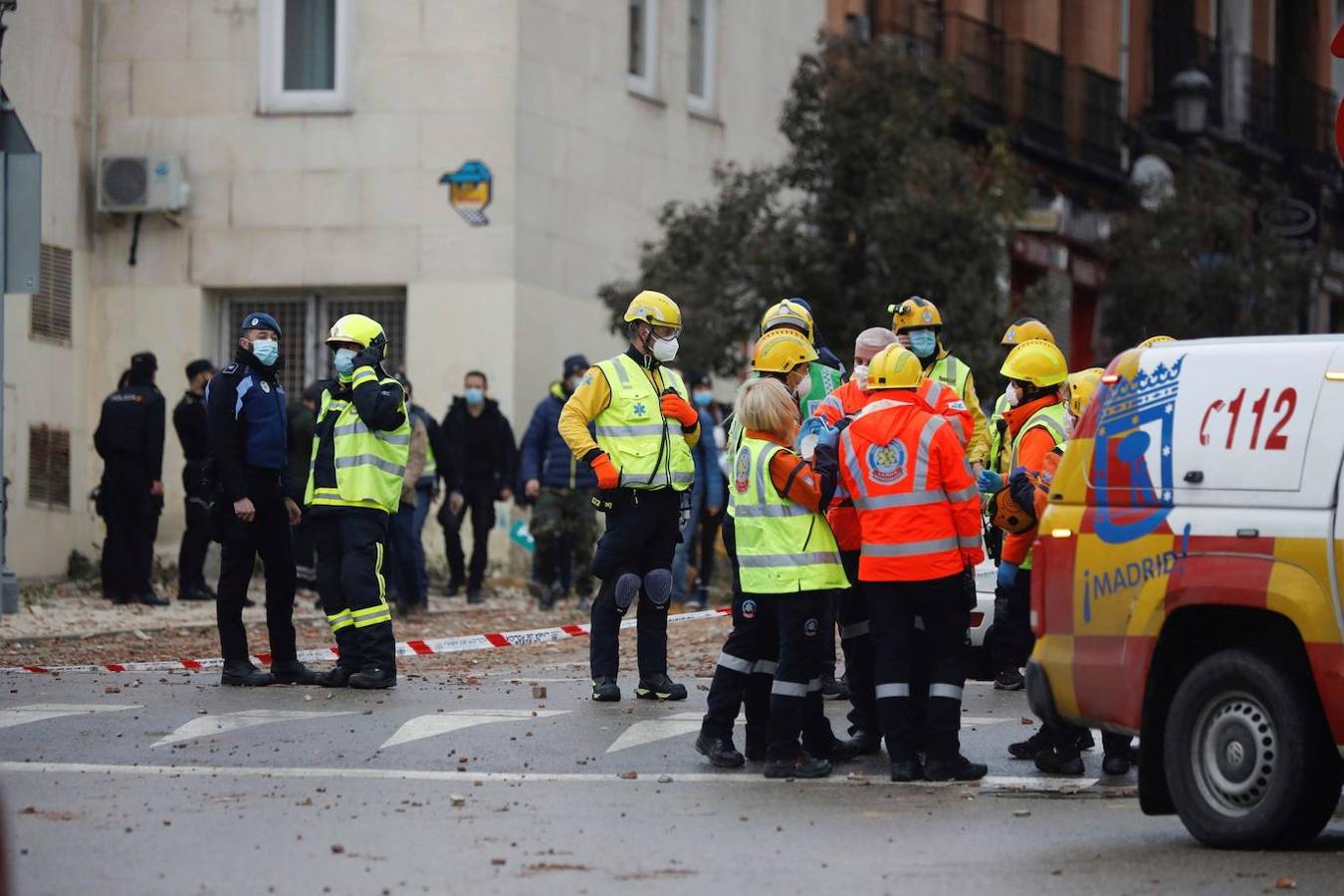 Efectivos de la Policía Nacional, Bomberos y equipos de Emergencias trabajan en la calle Toledo de Madrid. Al menos tres personas han muerto tras la explosión que ha provocado el derrumbe de parte de un edificio de seis plantas en la calle Toledo, en el centro de Madrid.