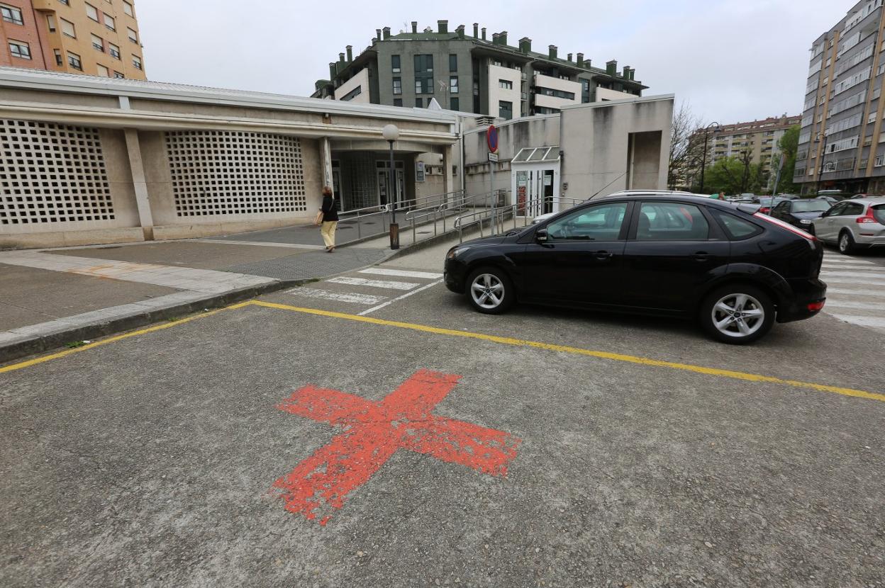 Fachada principal del Centro de Salud de Piedras Blancas, pendiente de su ampliación. 