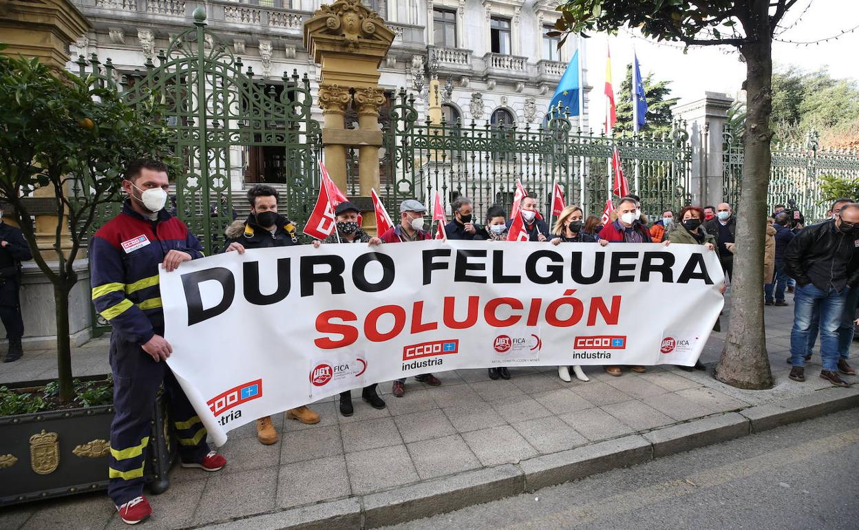 La plantilla de Duro Felguera reclama ante la Junta «certidumbre» a su futuro