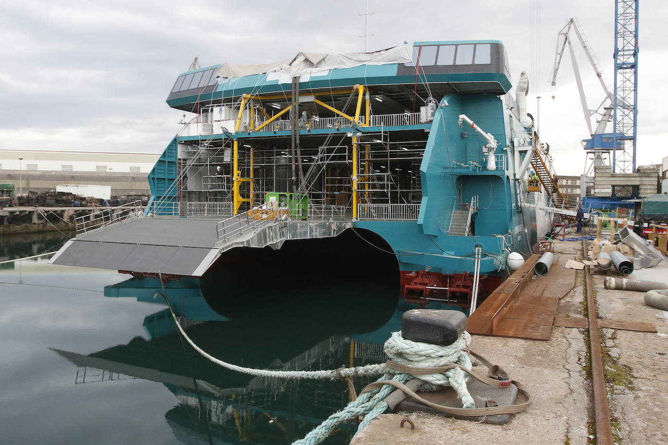 El catamarán para Balearia, el primero del mundo propulsado por gas licuado, a punto de iniciar las últimas pruebas en la costa gijonesa.