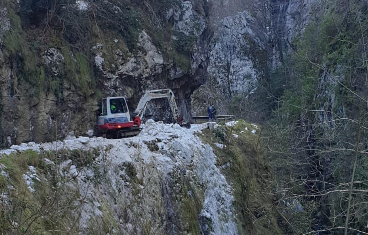 Los operarios del Ayuntamiento retiran varios argayos en la sinuosa carretera que conduce a la localidad de Viboli. 