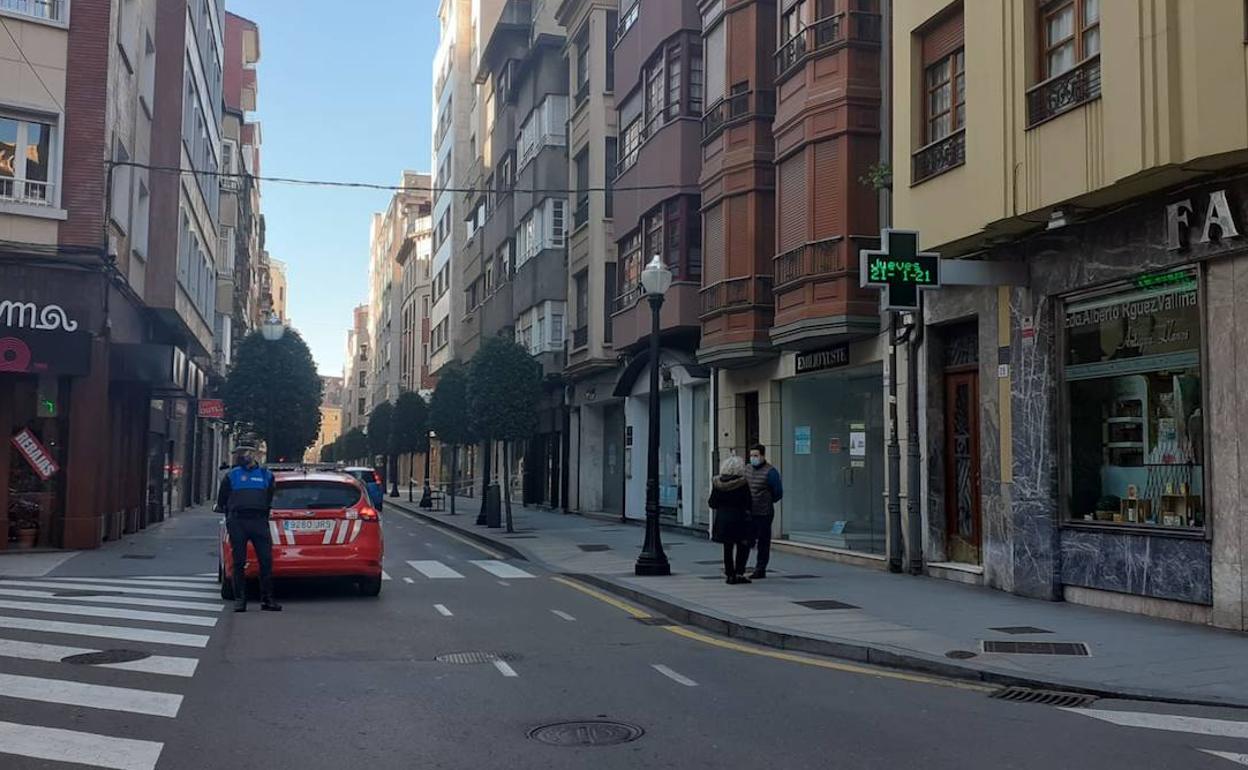 Herido un niño de siete años al caerle en la cabeza cascotes de un edificio de Gijón