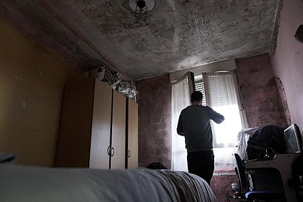 Vipasa deja en manos de los vecinos resolver los problemas del piso de los hermanos de La Calzada