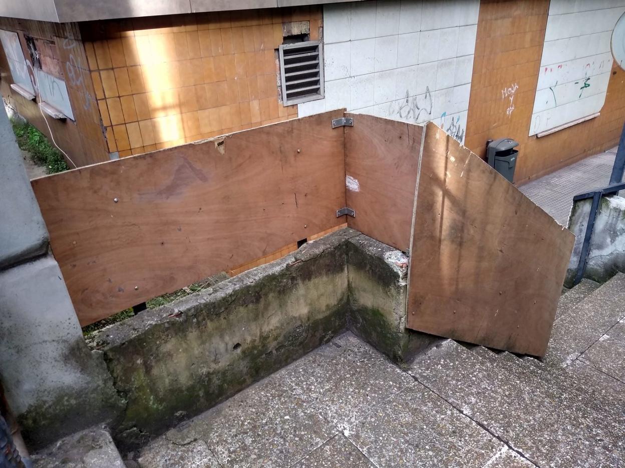 La barandilla en el Miguel de Cervantes se sustituyó provisionalmente por paneles de madera. 