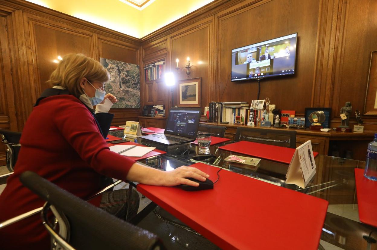 La alcaldesa de Avilés, ayer durante la reunión, que fue telemática. 