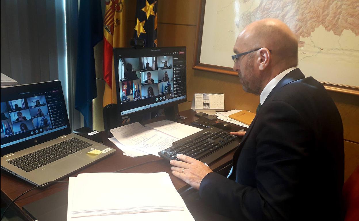El vicepresidente asturiano, Juan Cofiño, en un momento de la reunión.