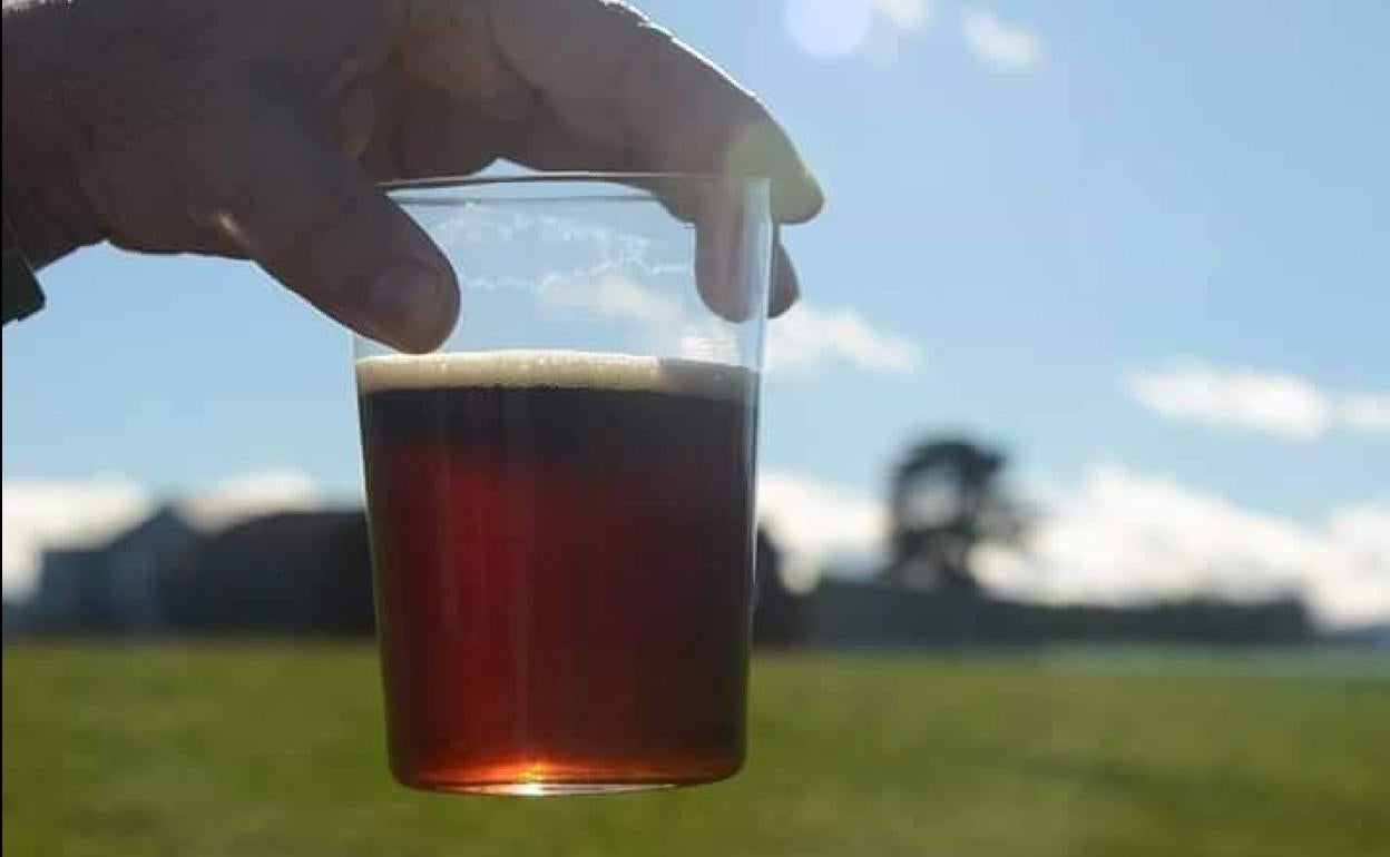 Mónica Fernández tiene las manos que se esconden tras la elaboración de esta cerveza artesana. 