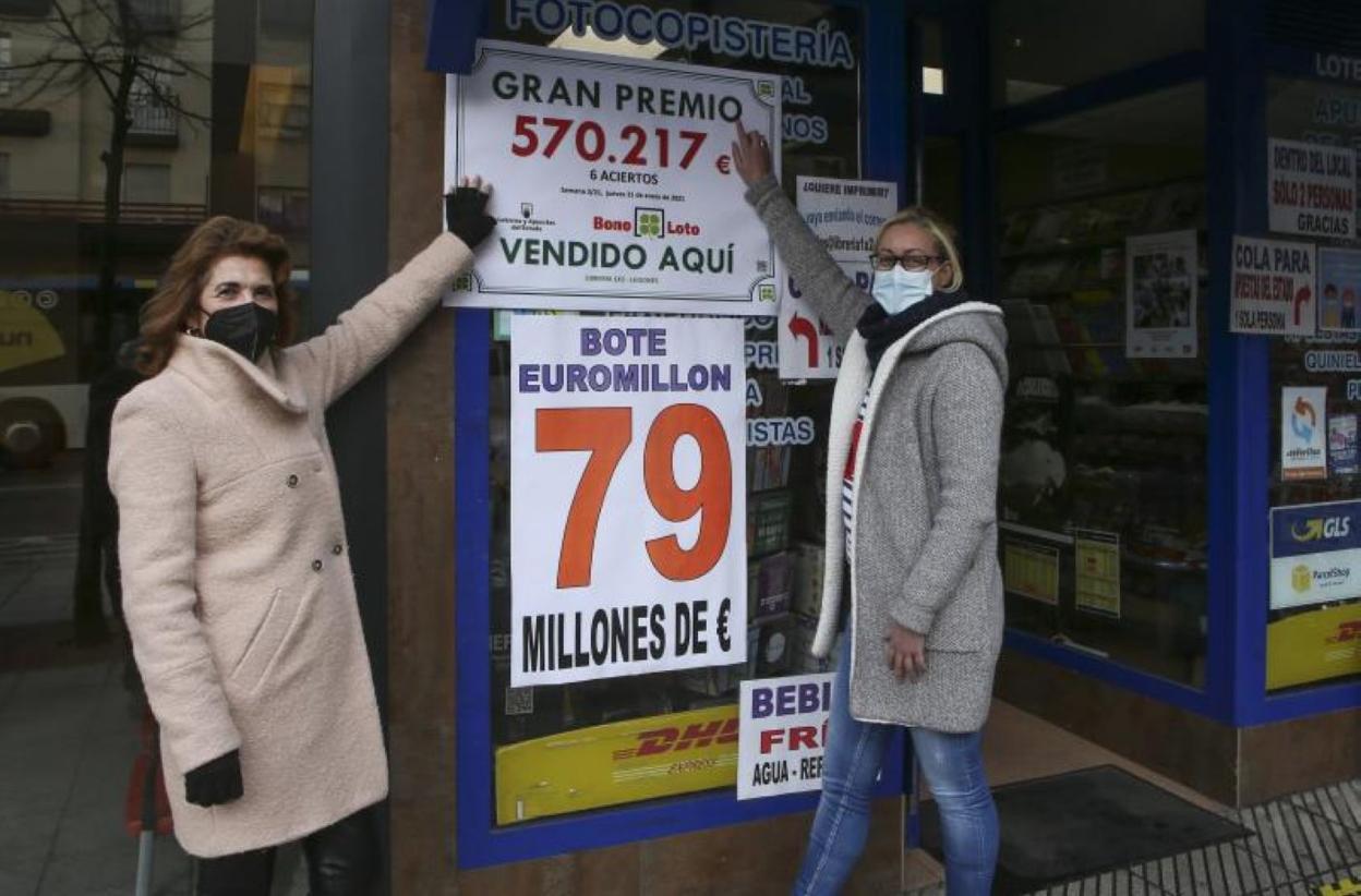 Cándida Jorge y María José García señalan el premio. 