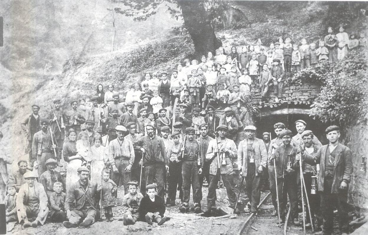 Varios grupos de familias mineras a la entrada de un pozo; una de las imágenes que se incluye en la publicación. 