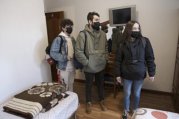 Una pensión con dos camas para los tres hermanos de La Calzada