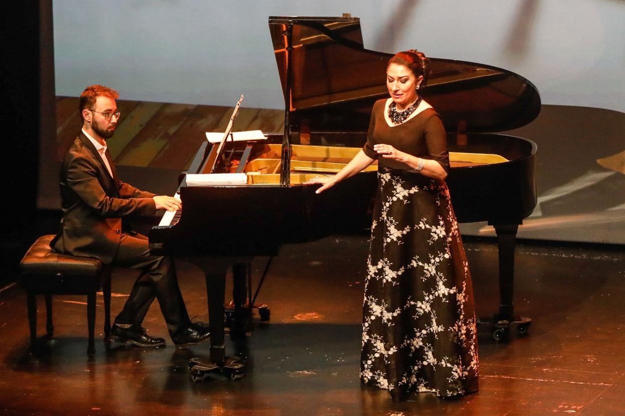 La soprano Montserrat Martí Caballé acudió a Piedras Blancas para ofrecer un recital lírico. 