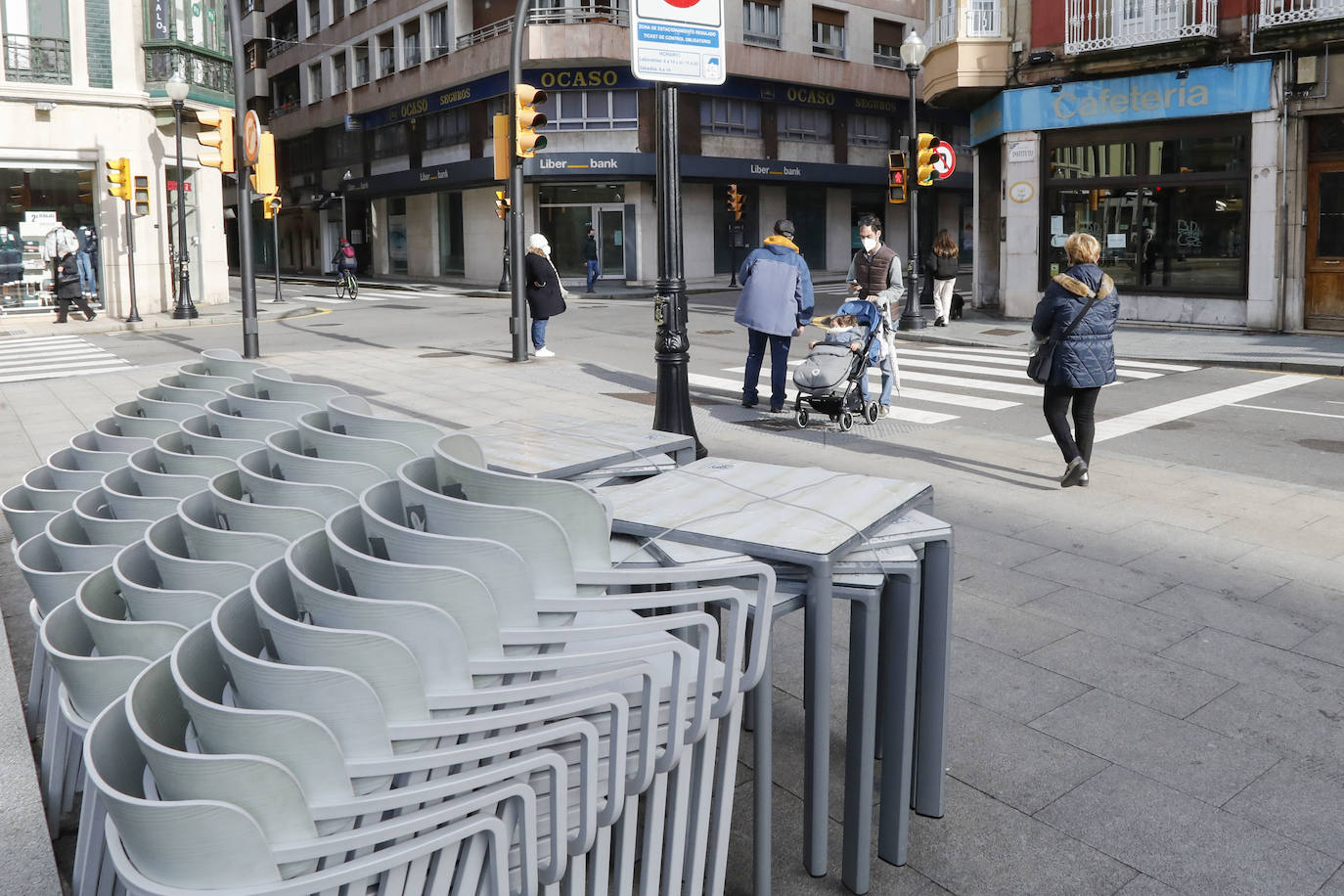 Lleno en las calles de Oviedo y en las terrazas de Mieres que contrasta con el vacío en Grado. En Gijón, la afluencia va por barrios.