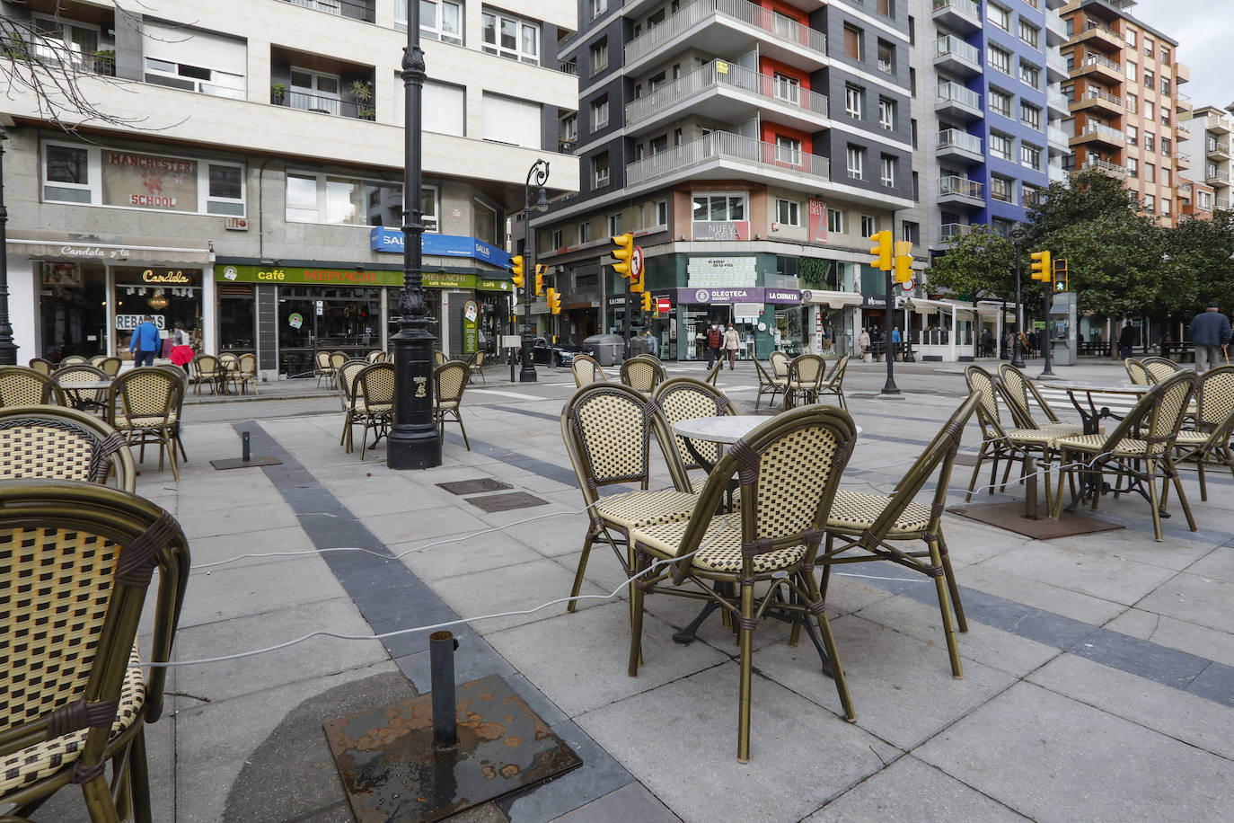 Lleno en las calles de Oviedo y en las terrazas de Mieres que contrasta con el vacío en Grado. En Gijón, la afluencia va por barrios.