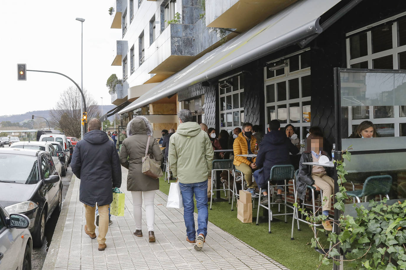 Lleno en las calles de Oviedo y en las terrazas de Mieres que contrasta con el vacío en Grado. En Gijón, la afluencia va por barrios.