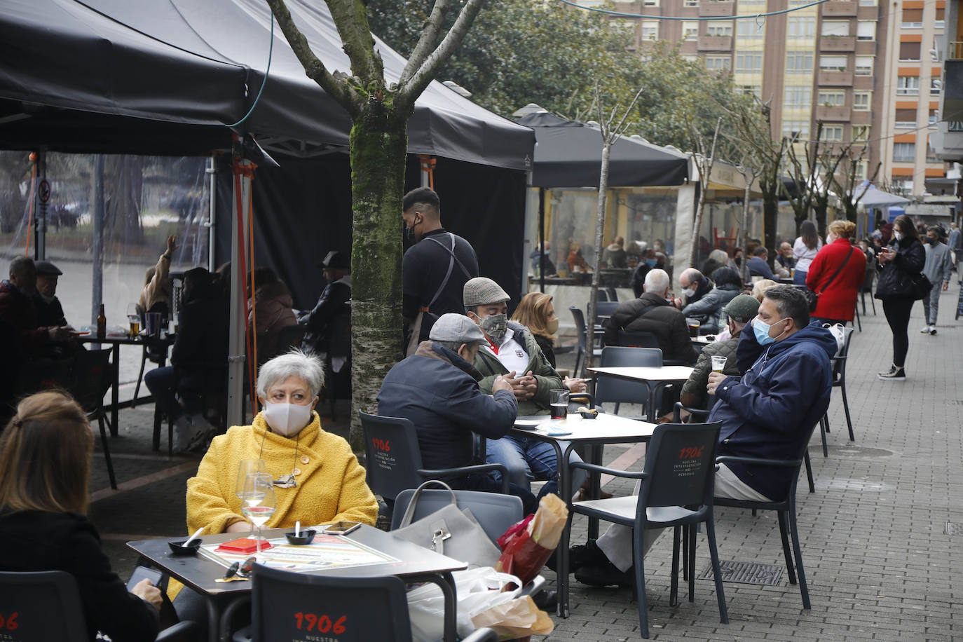 Lleno en las calles de Oviedo y en las terrazas de Mieres que contrasta con el vacío en Grado. En Gijón, la afluencia va por barrios.