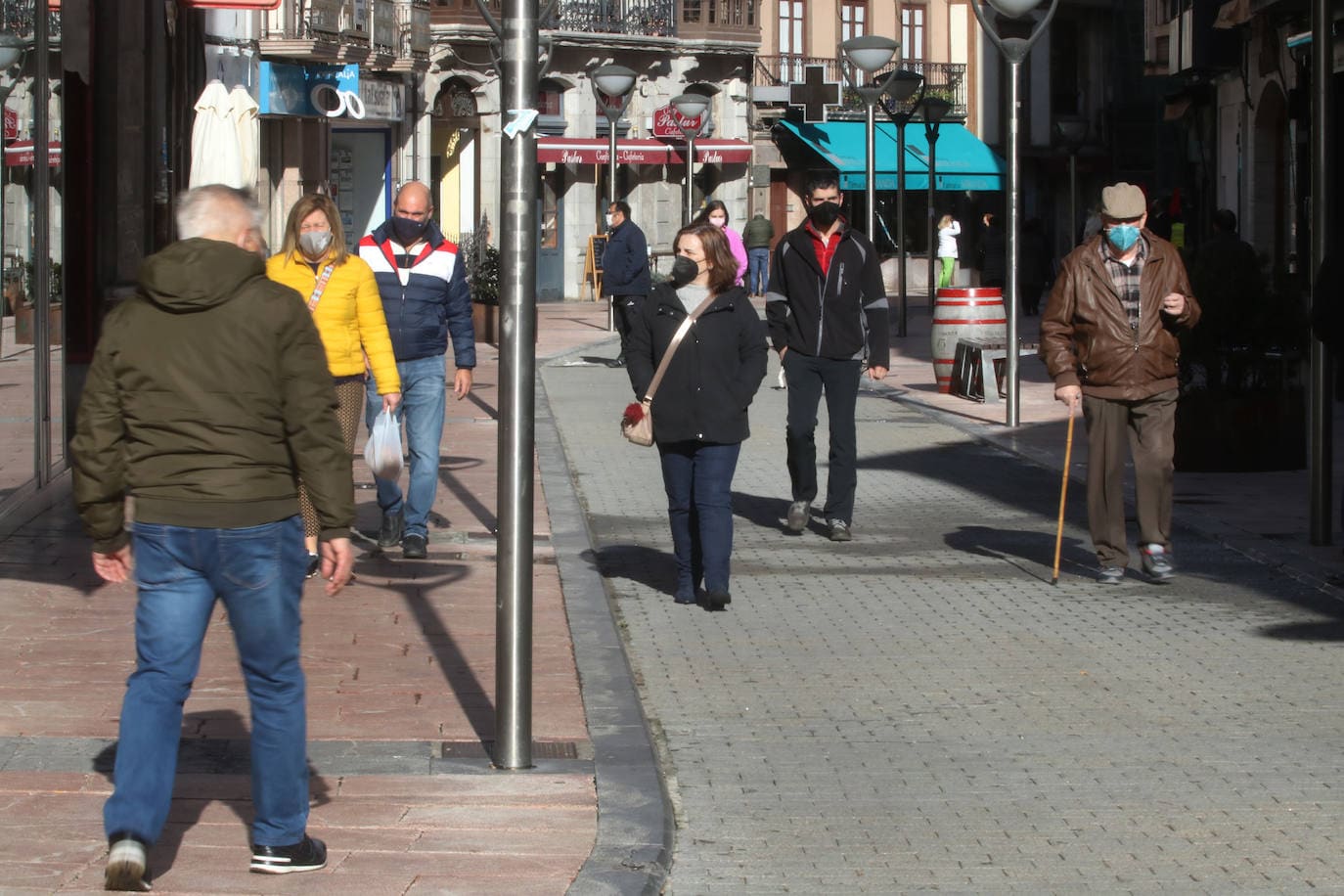 Lleno en las calles de Oviedo y en las terrazas de Mieres que contrasta con el vacío en Grado. En Gijón, la afluencia va por barrios.