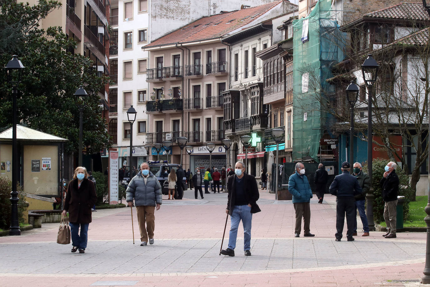 Lleno en las calles de Oviedo y en las terrazas de Mieres que contrasta con el vacío en Grado. En Gijón, la afluencia va por barrios.