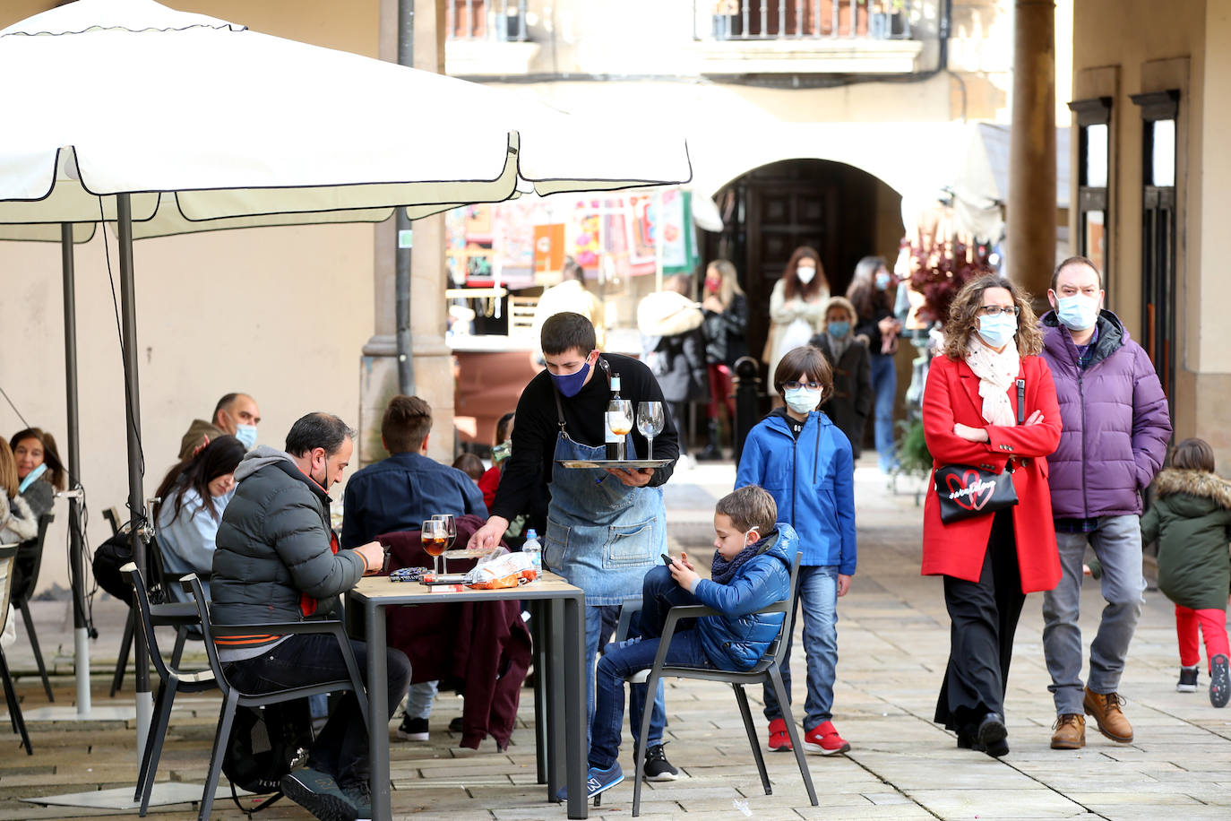 Lleno en las calles de Oviedo y en las terrazas de Mieres que contrasta con el vacío en Grado. En Gijón, la afluencia va por barrios.