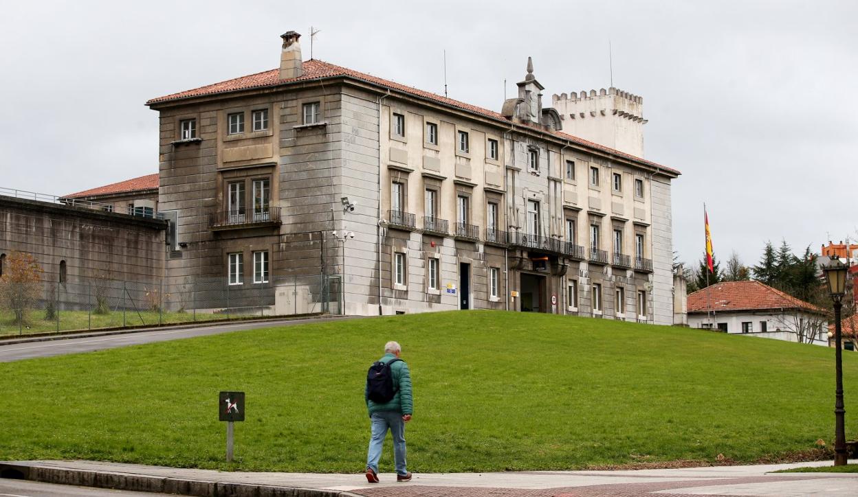 El cuartel de la Jefatura Superior de Policía Nacional de Asturias, que el próximo año cumplirá ocho décadas desde su construcción.