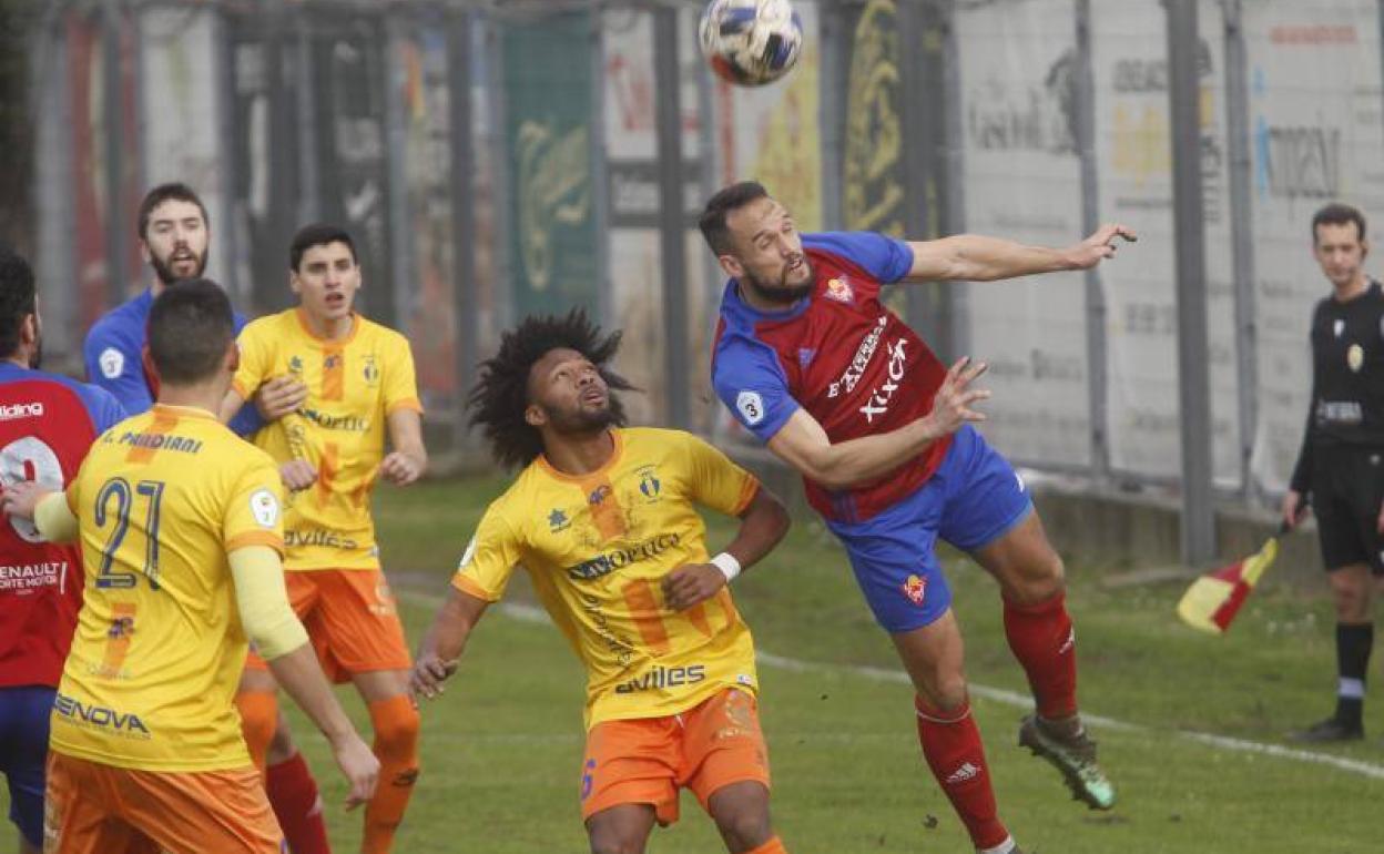 Una de las jugadas del encuentro entre el Ceares y el Navarro.