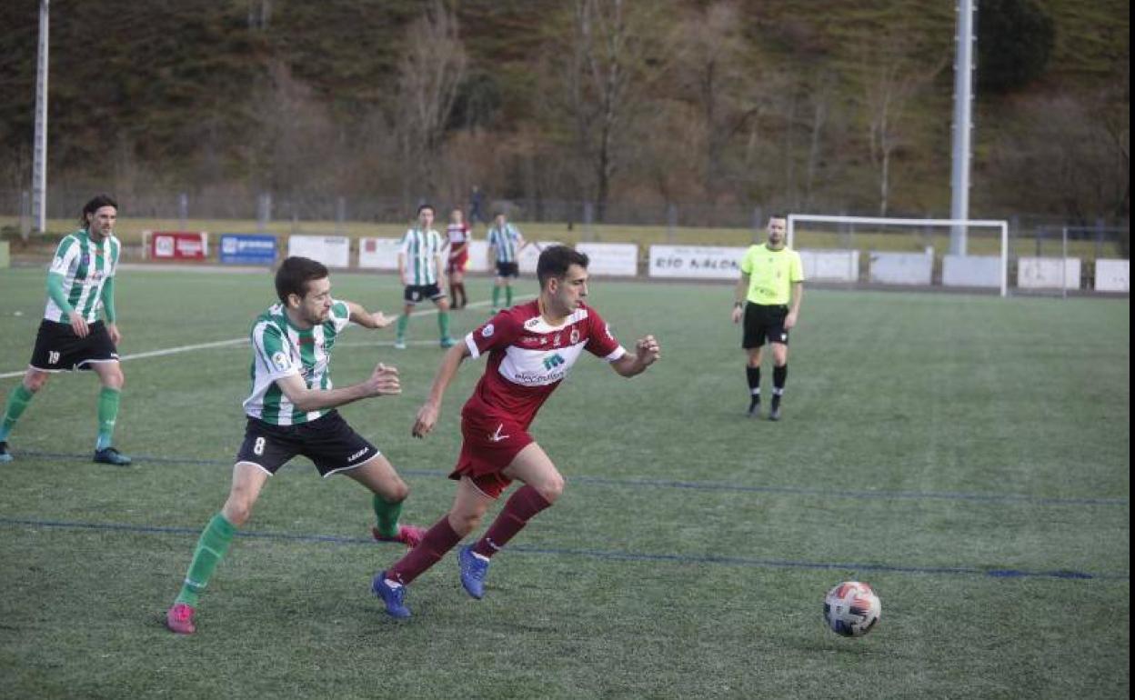 Una de las jugadas del Lenense contra el Gijón Industrial.