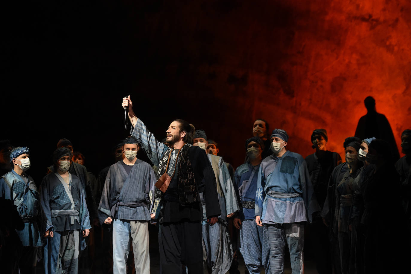 El público del Teatro Campoamor aplaude la representación de 'Los pescadores de perlas', último título de la temporada de ópera.