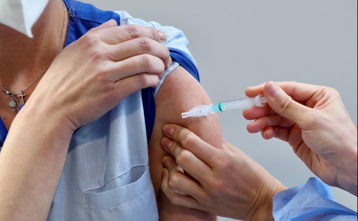 Asturias vacuna a sanitarios con liberación sindical «porque pueden ser necesarios» en esta tercera ola