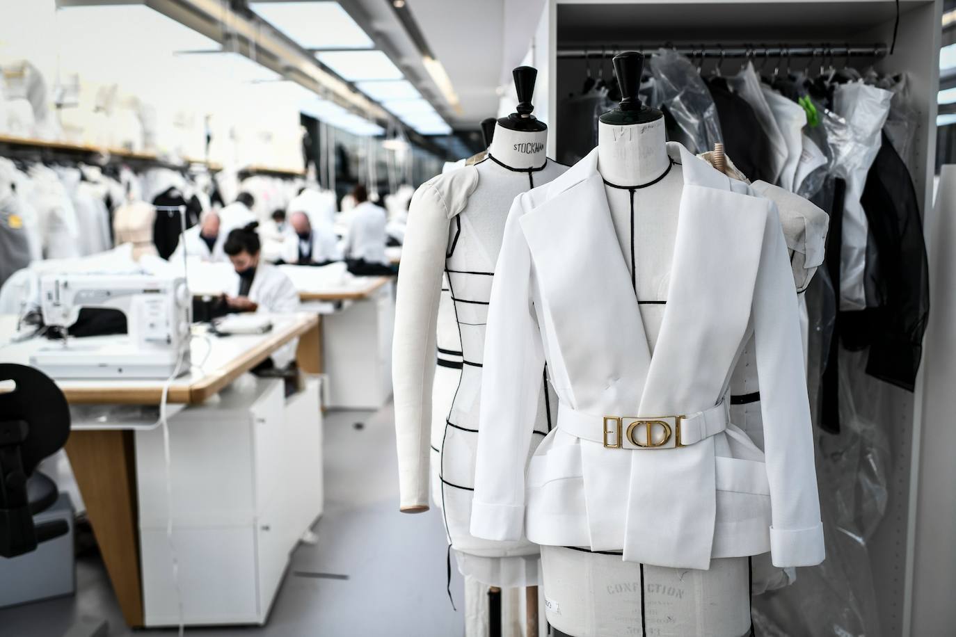 La pandemia de coronavirus no ha logrado cerrar con el atelier de la la casa de moda de alta costura de Christian Dior, que sigue confeccionando impresionantes prendas. 