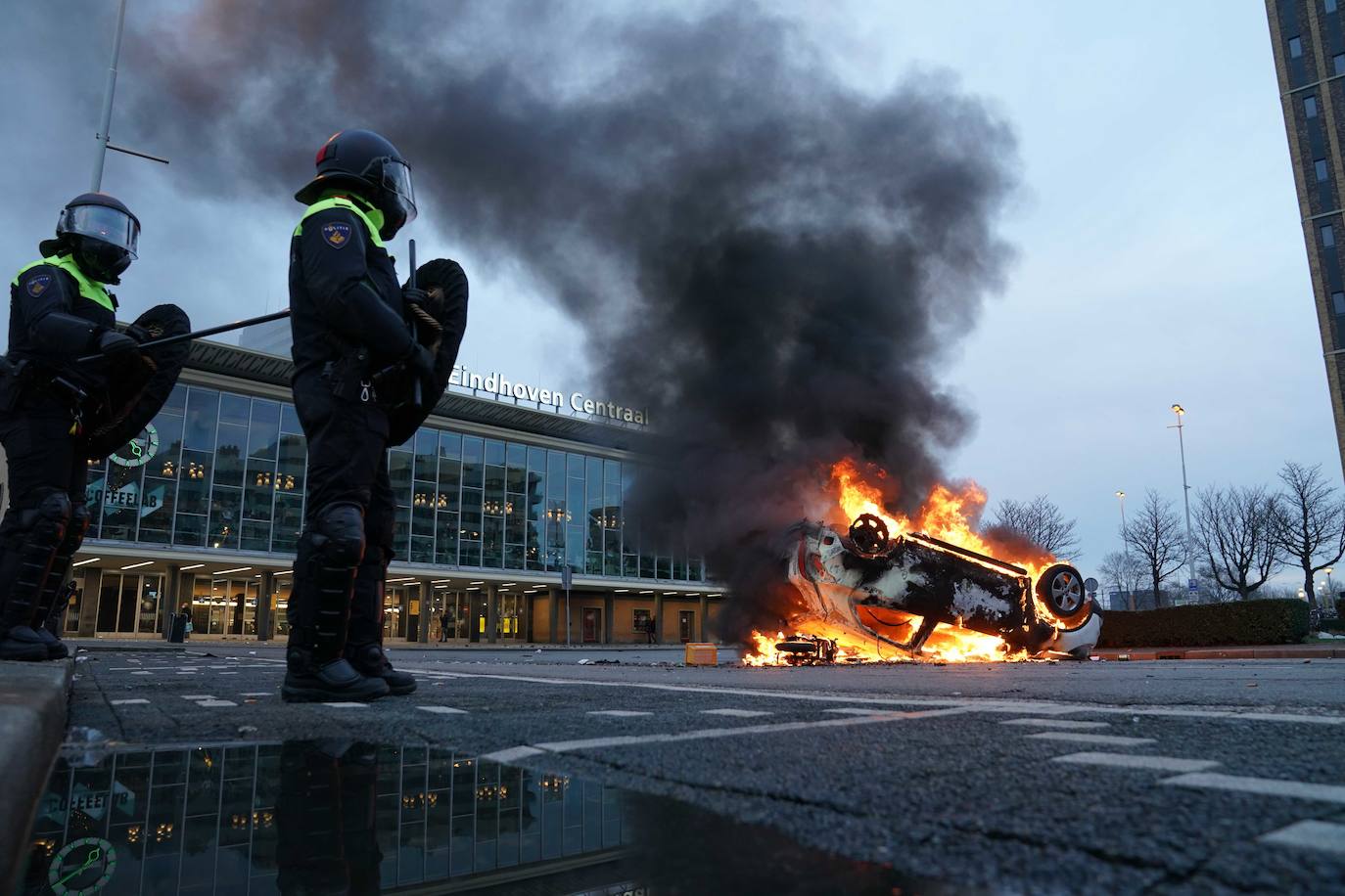 La declaración del primer toque de queda desde la Segunda Guerra Mundial en Países Bajos ha crispado a algunos ciudadanos, que han causado, por tercera noche consecutiva, importantes disturbios en varias ciudades del país. La policía holandesa detuvo a más de 150 personas durante la noche del lunes. 