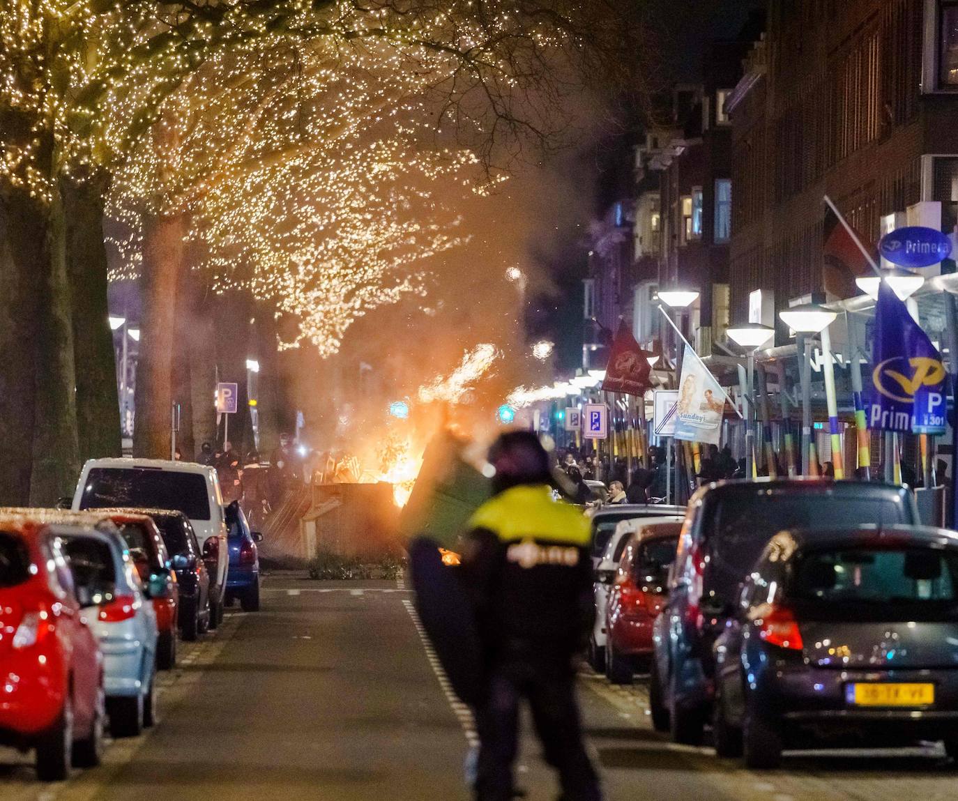 La declaración del primer toque de queda desde la Segunda Guerra Mundial en Países Bajos ha crispado a algunos ciudadanos, que han causado, por tercera noche consecutiva, importantes disturbios en varias ciudades del país. La policía holandesa detuvo a más de 150 personas durante la noche del lunes. 