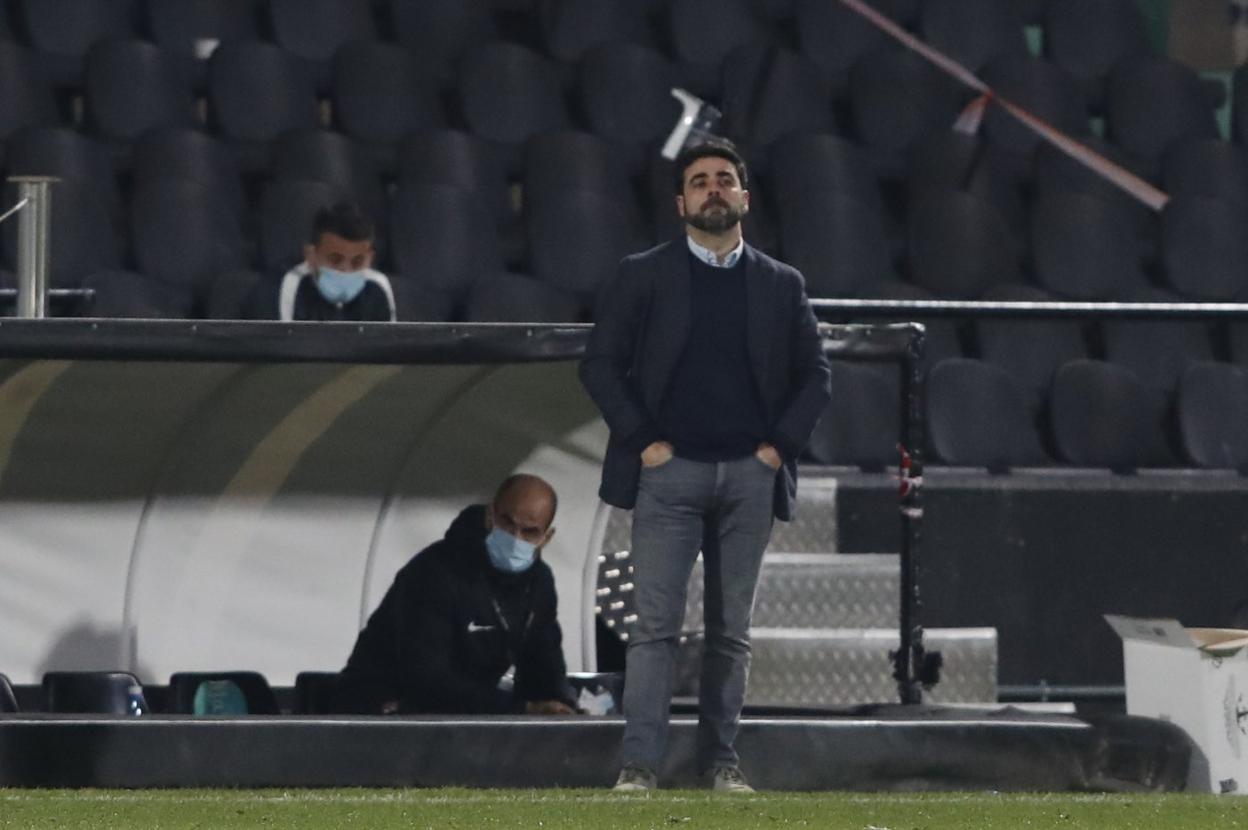 David Gallego, con semblante serio, después de recibir el segundo gol del Castellón.