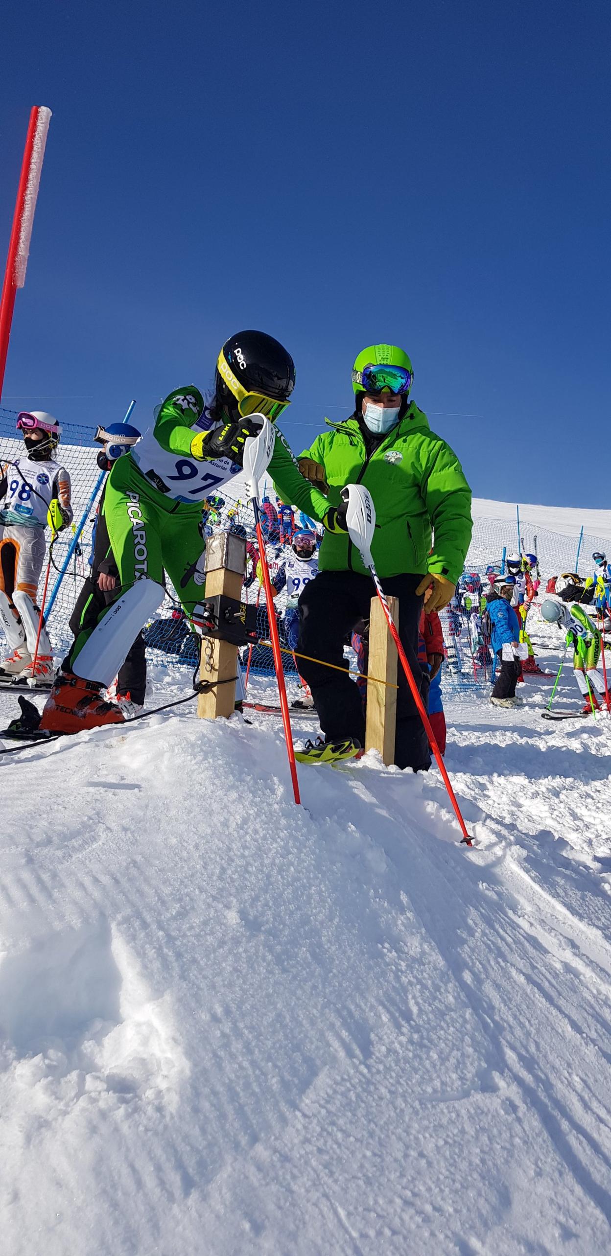 La esquiadora Marina Fernández, a punto de tomar la salida. 