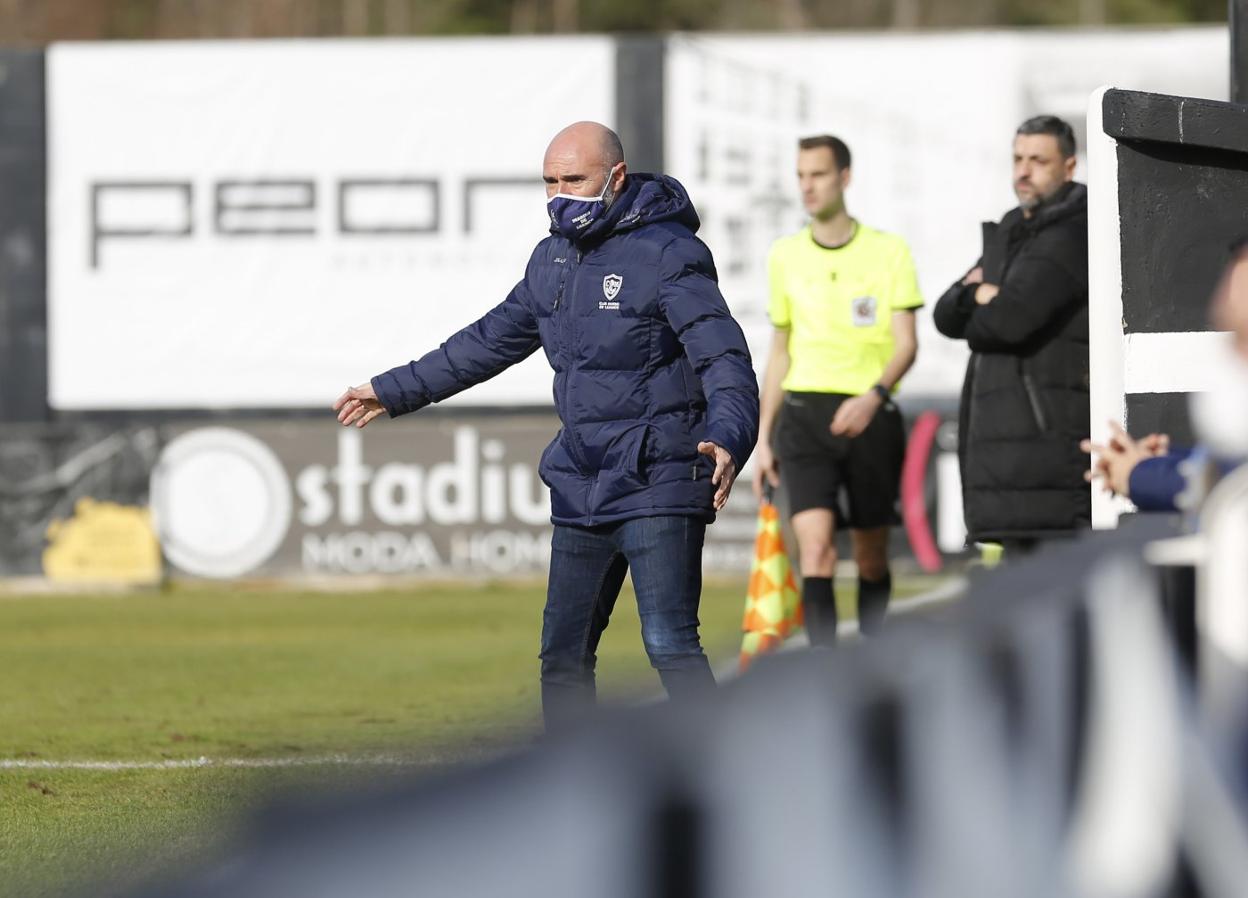 Manel Menéndez da indicaciones durante el encuentro del domingo en Villaviciosa. 