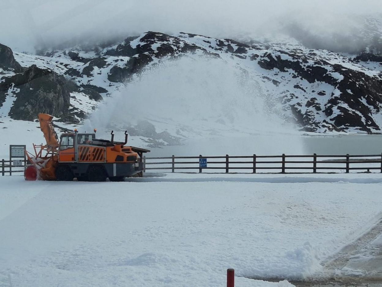 Una máquina despejó el aparcamiento de La Tiese, junto al Ercina. 