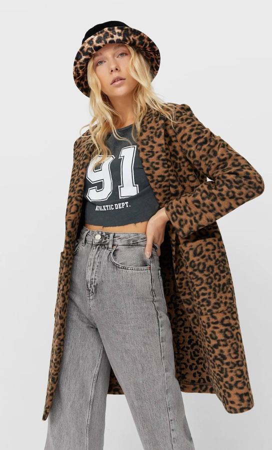 Abrigo con estampado de leopardo y con cuello tipo solapa de Stradivarius, 15,99 euros.