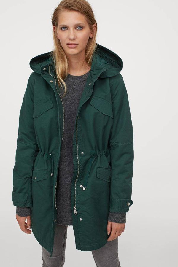 Parka de algodón en color verde oscuro de H&M, 24,99 euros.