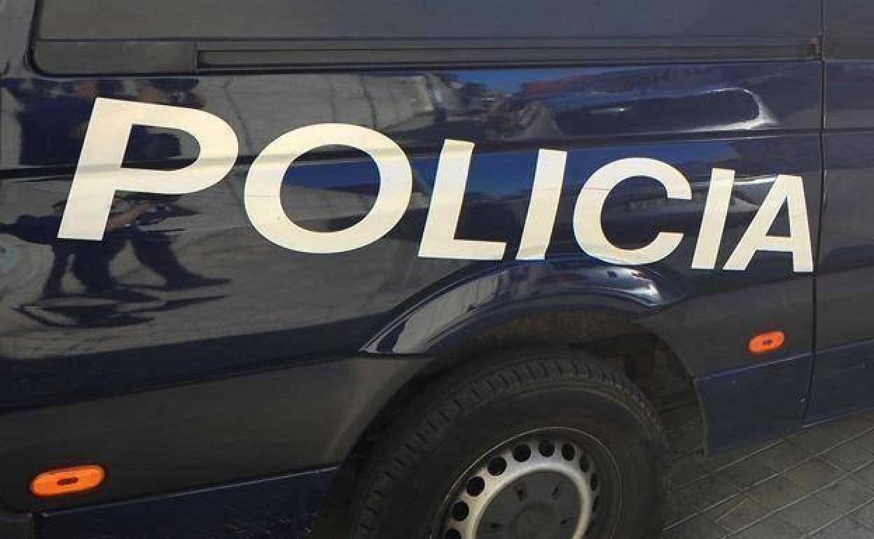 La Policía sorprende a seis jóvenes durante la celebración de una fiesta ilegal en Luarca