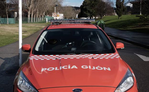 Un coche de la Policía Local de Gijón.